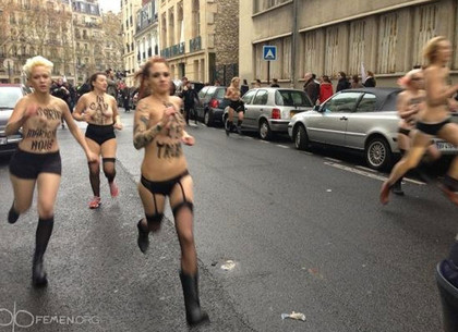 Полуголых Femen избили противники однополых браков (ФОТО, ВИДЕО)