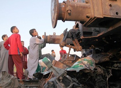 Поезд протаранил автобус на переезде в Египте: погибли 55 детей (ФОТО)