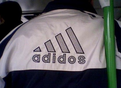 В Харькове горе-бизнесмен «штамповал» на спортивную одежду логотипы мировых брендов
