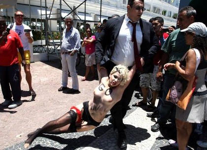 Украинские активистки FEMEN добрались до Южной Америки (ФОТО)