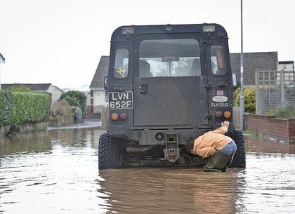 Великобританию накрыло наводнением: есть жертвы (ФОТО)