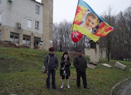 День рождения Тимошенко в Харькове: флеш-моб и потасовка под больницей (ФОТО)
