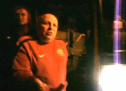 Фанаты Металлурга остановили автобус с футболистами для разборок (ВИДЕО)