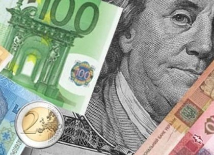 К закрытию межбанка доллар подешевел, евро подорожал