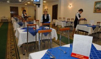 Официантка столовой Верховной Рады плевала в тарелки депутатов (СМИ)