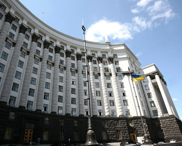 Янукович уволил Азарова и весь Кабинет министров