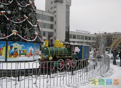 Ледяной фонтан, паровоз и новогодняя елка появятся на площади перез Южным вокзалом
