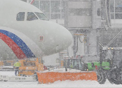 Снег парализовал работу европейских аэропортов: отменены десятки рейсов