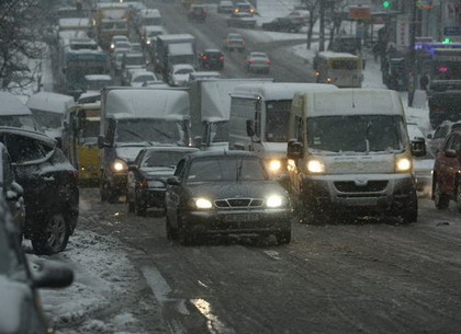 Снег парализовал Киев: пробки оцениваются в 10 баллов из 10 возможных (ФОТО)