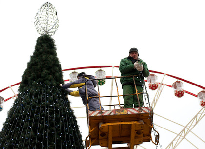 В парке им. Горького монтируют новогоднюю елку