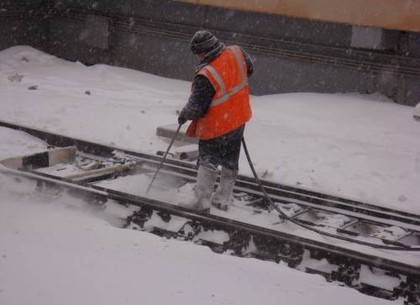 Снегопад сорвал график железной дороги: поезда стоят в заносах