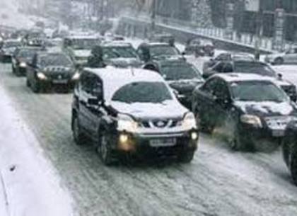 На трассе Киев-Чоп в 30-километровых заторах замерзают люди (ВИДЕО)