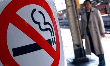 Депутаты игнорируют закон о запрете курения: курилка в ВР продолжает работать