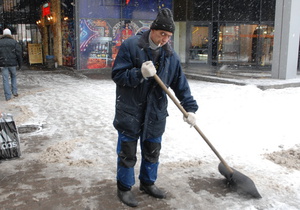 Азаров призвал студентов взять лопаты и разгребать снег