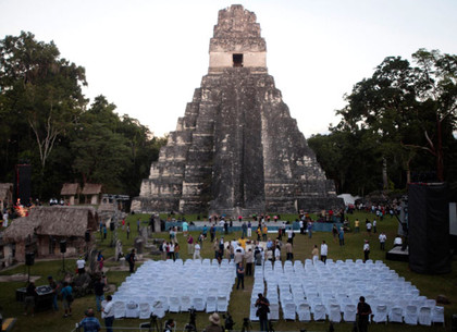 В день конца света туристы повредили древний храм майя
