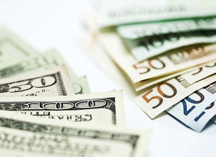 Доллар и евро продолжили дешеветь к закрытию межбанка