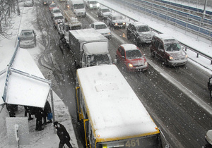 Снег снова парализовал Киев: столица стоит в 10-балльных пробках