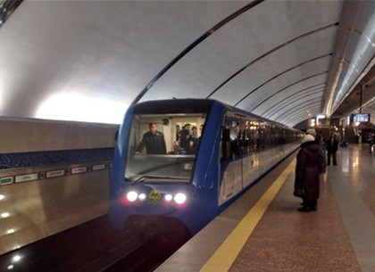 В метро Киева идет снег: пассажиры превращаются в сугробы (ВИДЕО)