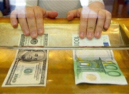 Официальный евро присоединился к доллару