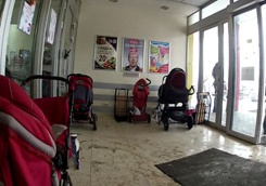 Харьковчан не пускают в супермаркеты с детскими колясками (ВИДЕО)
