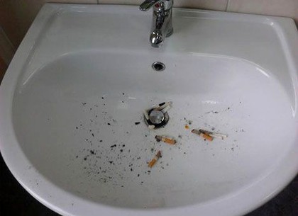Депутаты игнорируют запрет на курение: окурками забиты умывальники в туалетах Рады (ФОТО)