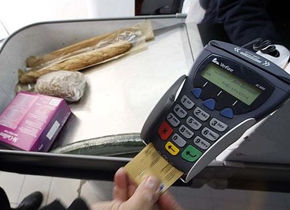 Украинских бабушек заставят учиться расплачиваться банковскими карточками (ВИДЕО)
