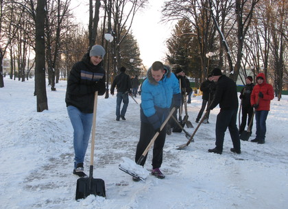 Две сотни будущих милиционеров расчищали бульвар Юрьева (ФОТО)