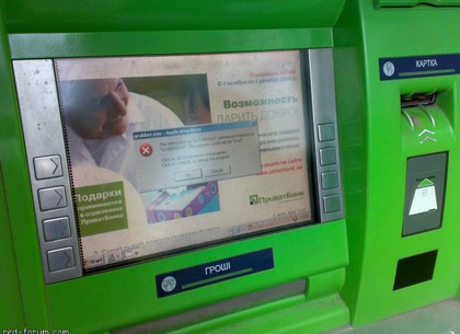 Крупнейший банк Украины отменил комиссию за снятие денег в чужом банкомате