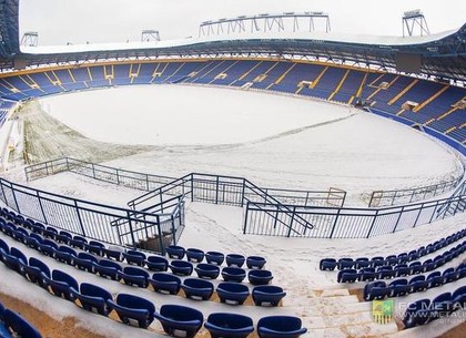 Газон стадиона Металлист согревают под снегом