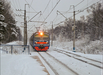 Мужчина выпал из поезда и в лютый мороз пробежал за ним 7 км