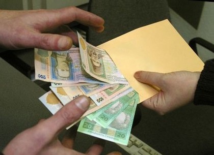 Легальную зарплату в Украине получает один из десяти работников
