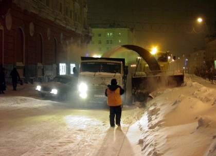 Харьковчане своими автомобилями мешают убирать снег во дворах