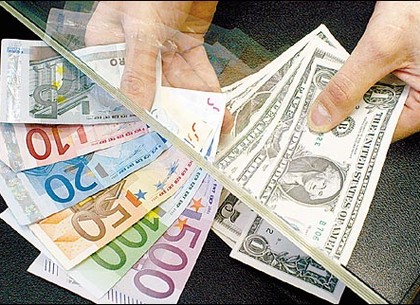 Евро подешевел на открытии межбанка