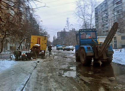 По улице Клочковской шестой день течет вода и замерзает (дополнено, ФОТО)