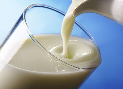 В одной из харьковских школ детей едва не напоили просроченным молоком