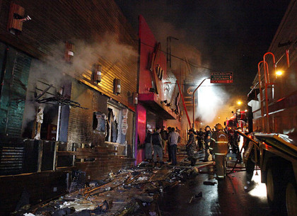 Бразильская трагедия: сотни человек погибли на пожаре в ночном клубе (ФОТО)