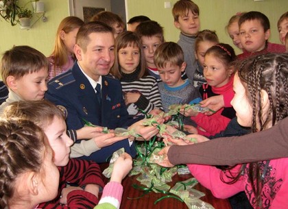 Харьковские солдаты получают тысячи оригинальных оберегов