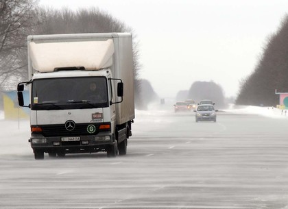 В снегах под Харьковом застряли грузовик и внедорожник