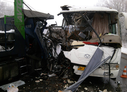 На трассе Киев-Харьков грузовик столкнулся с автобусом: есть пострадавшие (ФОТО, ВИДЕО)