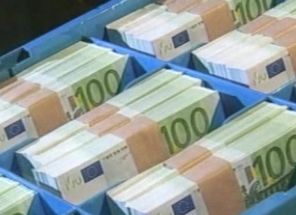 Евро сдал назад на открытии недели межбанковских торгов