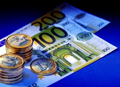 Евро рухнул вниз к закрытию межбанка