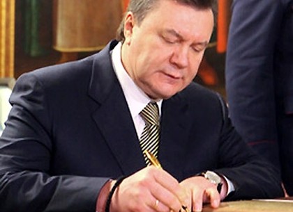 Янукович уволил глав районов, в которых плохо убирали снег