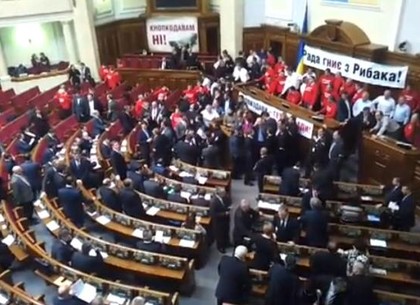 Оппозиция осадила президиум Верховной Рады (ВИДЕО)