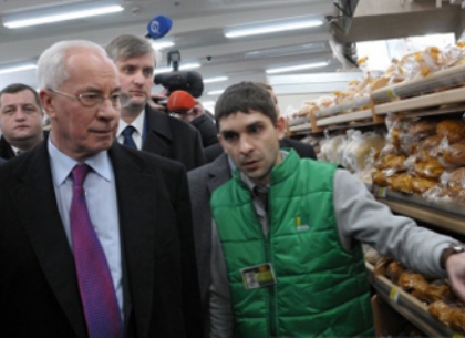 Азаров проинспектировал киевский супермаркет и разобрался с секс-шопом