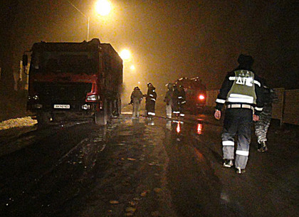 На ходу взорвался и загорелся грузовик: взрывная волна выбила стекла домов (ФОТО)