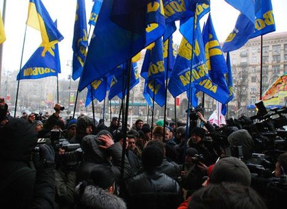 Штурм Киевсовета: митингующие прорвали оборону, Свобода крушит двери (ФОТО, ВИДЕО)