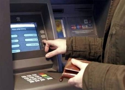 Почему банки убирают банкоматы с улиц: 5 факторов