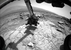 Марсоход просверлил дыру в грунте на красной планете (ВИДЕО)