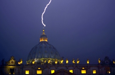В купол собора Святого Петра в Ватикане после отречения Бенедикта XVI ударила молния (ФОТО)