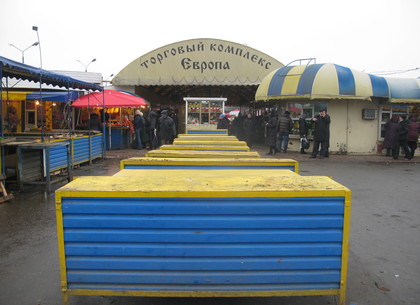 На рынке в районе Героев Труда сносят торговые ряды и киоски (ФОТО)